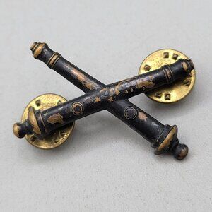 Post WWII Brass US Army Crossed Cannons Artillery Collar Uniform Pin Badge SUSCO